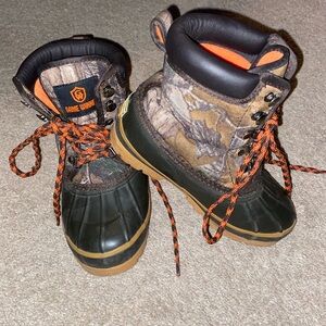 Kids camo boots